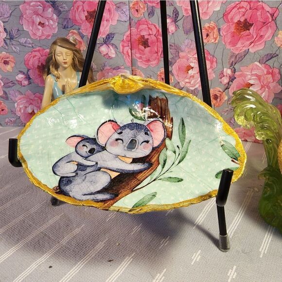 DECOUPAGE CLAM SHELL DECOUPAGE TRINKET DISH WITH KOALA BEAR AND BABY - Picture 3 of 10